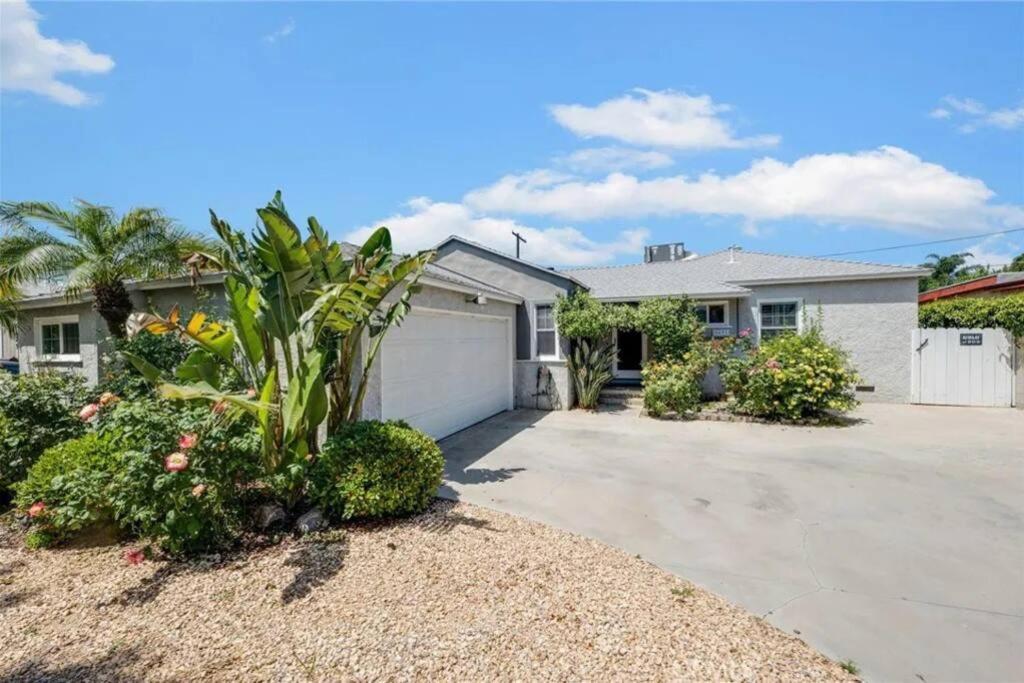 Newly Furnished Pool House Hébergement de vacances