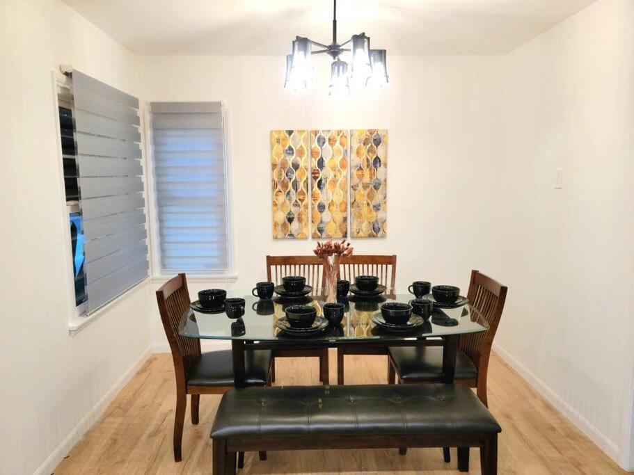 Newly Furnished Pool House Hébergement de vacances *