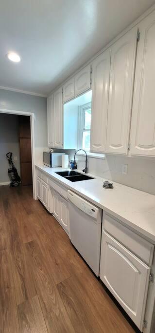 Newly Furnished Pool House Hébergement de vacances