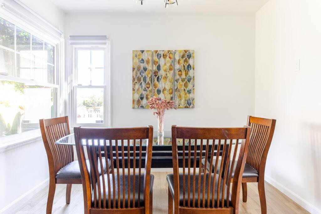 Newly Furnished Pool House Hébergement de vacances